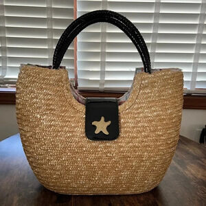 Straw shoulder handbag with starfish accent